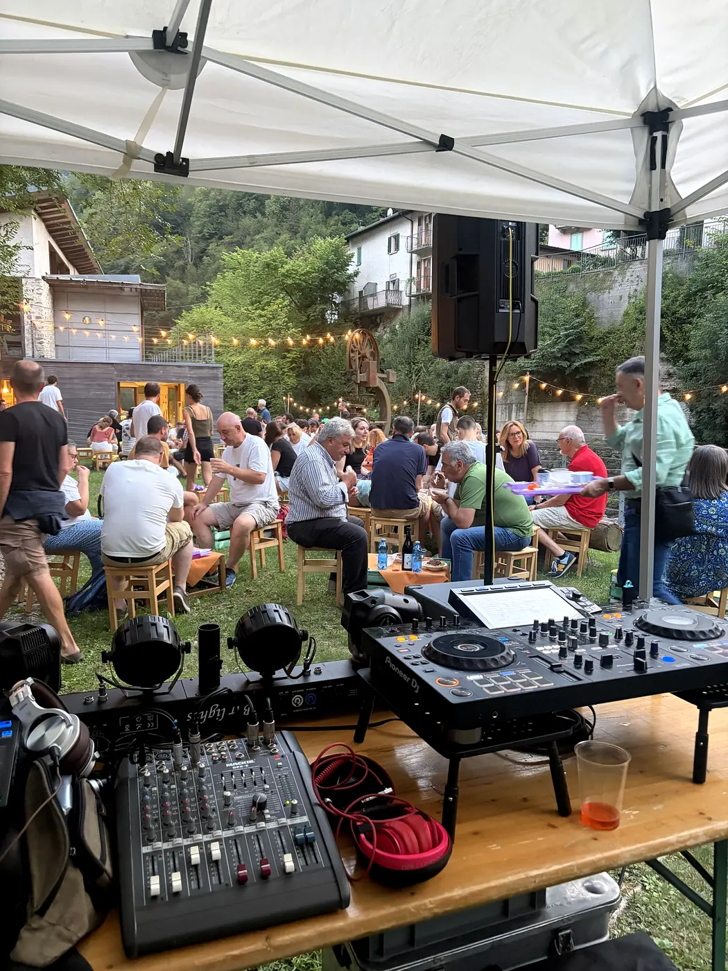 Festa all'aperto con postazione DJ e luci
