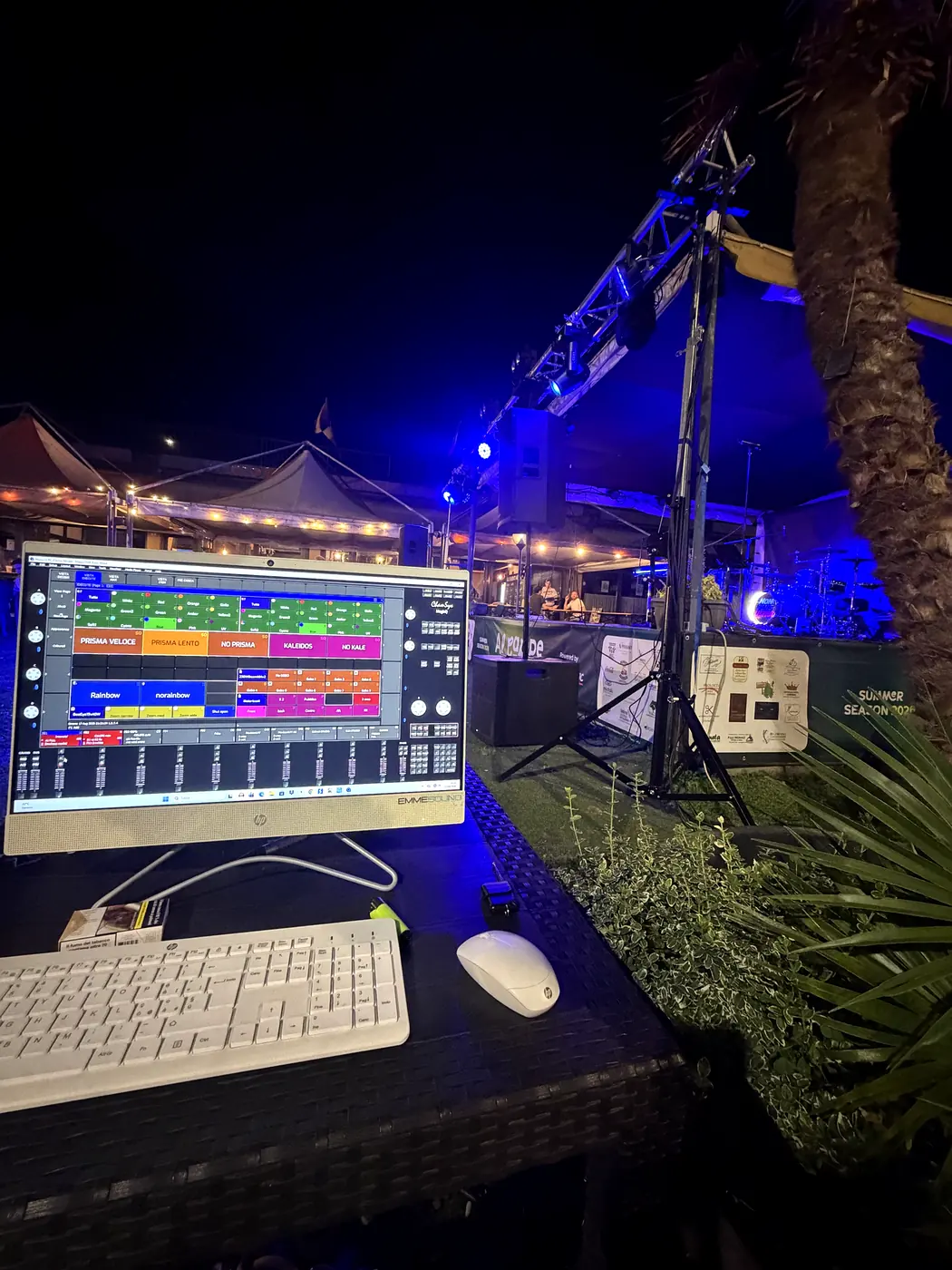 Postazione di controllo luci davanti a un palco illuminato di blu