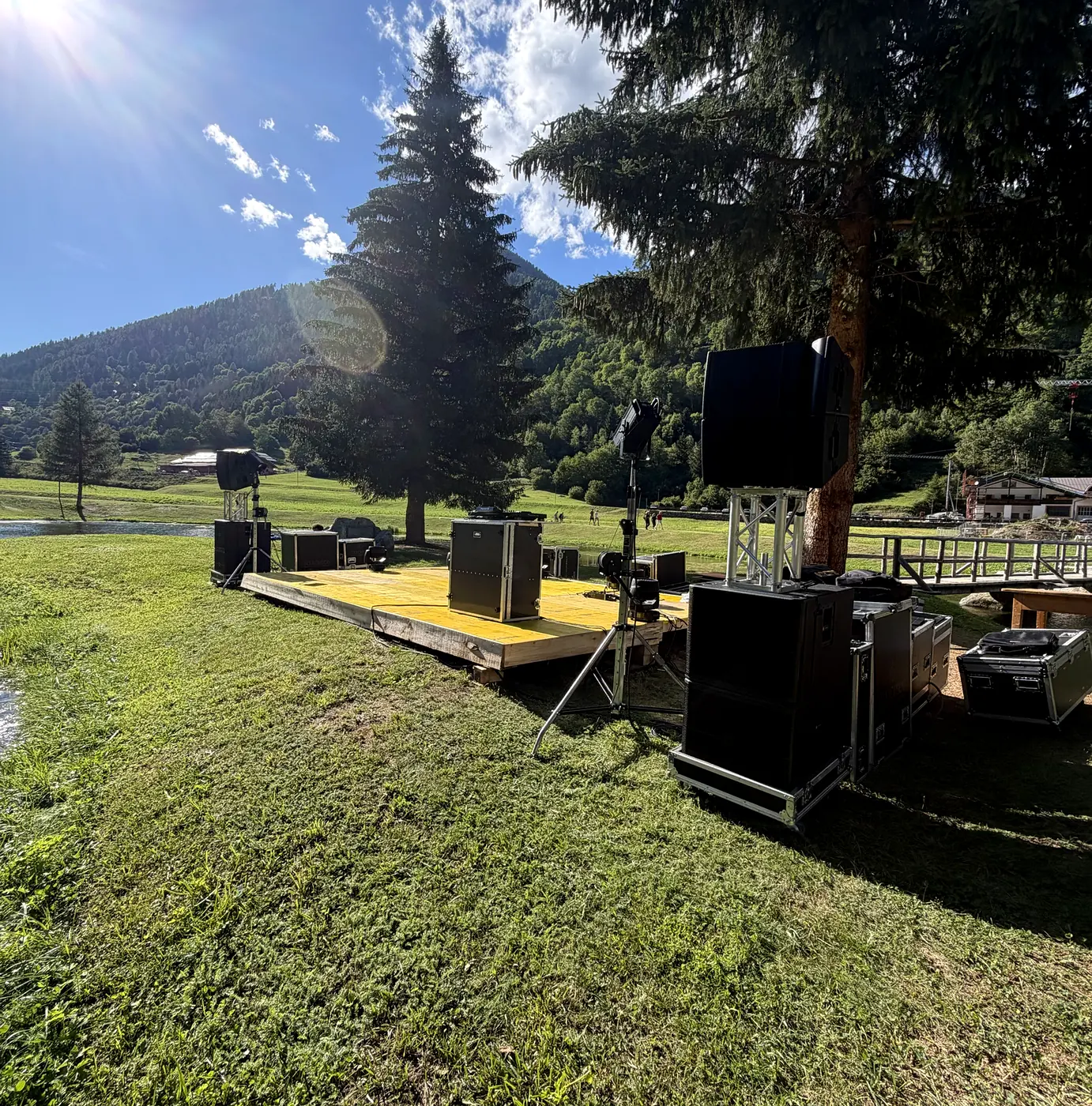 Palco e impianto montati su un prato in montagna
