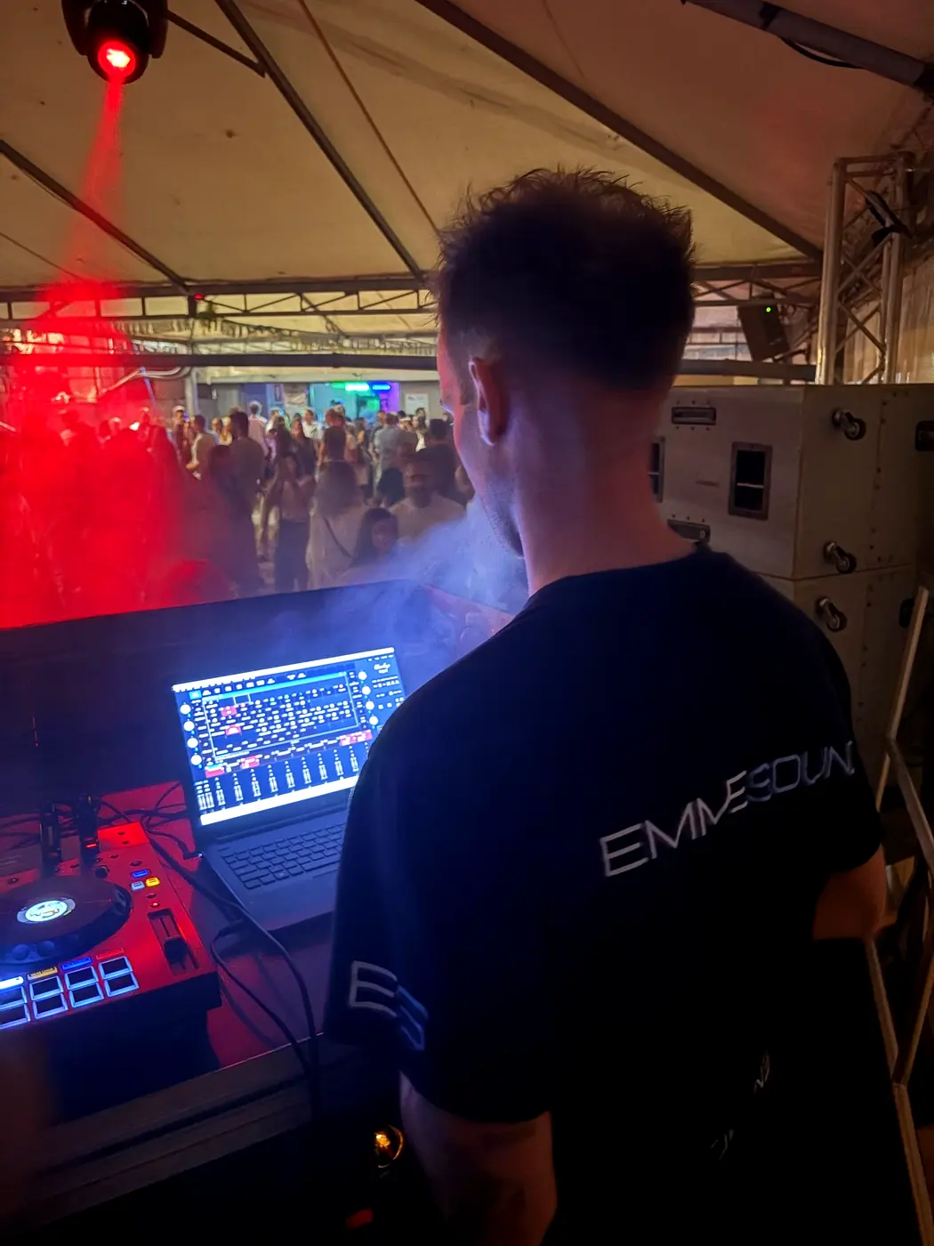 Tecnico Emmesound in regia durante una serata con il pubblico